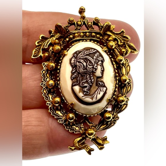 Vintage Signed Florenza Gold Plated Ornate Crest Brooch Pin Resin Cameo - Picture 9 of 9